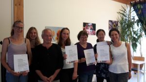 Heilpraktiker in erfolgreicher Schulung an der Freien-Heilpraktikerschule in Freiburg