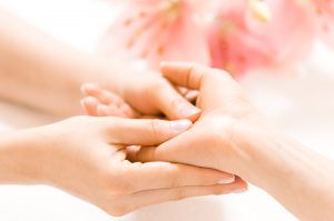 Heilpraktiker Handgriffe - Handmassage an der Freien-Heilpraktikerschule in Freiburg